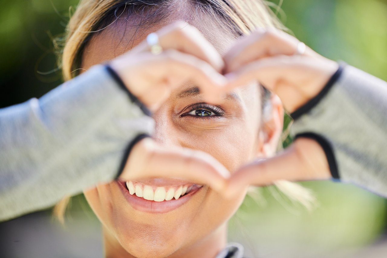 Donna sorridente che forma un cuore con le mani. Donna sorridente che forma un cuore con le mani.