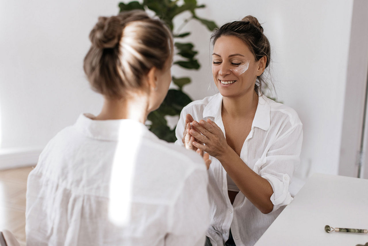 donna che applica la crema idratante